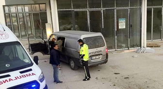 Keşan'da polisin dur ihtarına uymayan minibüs duvara çarptı, 5 kaçak göçmen yaralandı