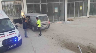 Keşan'da polisten kaçan kamyonet iş yerine çarptı, 5 kişi yaralandı; sürücü aranıyor