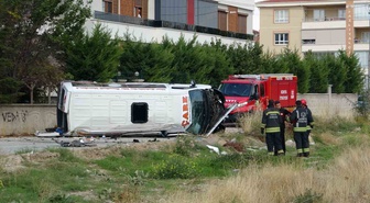 Konya Selçuklu'da servis minibüsü ile otomobil çarpıştı, 8'i çocuk 9 kişi yaralandı