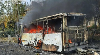 Kramatorsk'ta iki sivil otobüse planör bombalı saldırıda en az 30 kişi öldü
