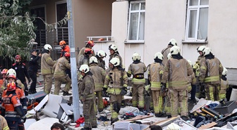 Maltepe'de 7 katlı binanın ilk üç katı çöktü, enkazda arama kurtarma başlatıldı