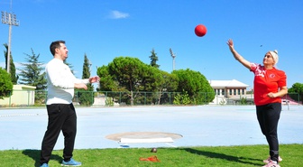Manisa'da milli sporcu Aygül Uzel, 20 yıl sonra spora dönen eşine antrenörlük yapıyor