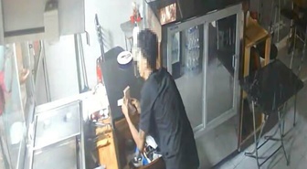 Manisa Şehzadeler'de 3 şüpheli lokantadan 10 bin lirayı çalıp kaçtı