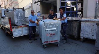 Mersin Akdeniz'de hasar gören çöp konteynerleri yenileriyle değiştirildi