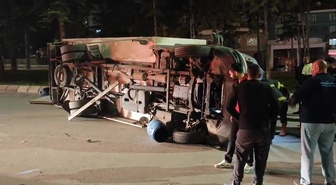 Merzifon'da kamyonetle otomobil çarpıştı, bidonlar yola dağıldı; 3 kişi yaralandı