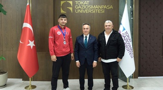 Muay Thai Dünya Şampiyonası'nda ikinci olan Polat, TOGÜ Rektörü Yılmaz'ı ziyaret etti