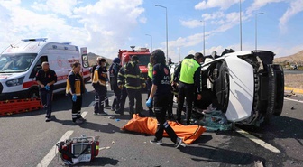 Nevşehir'de kamyonetle çarpışan otomobil takla attı, 2 kişi öldü, 1 yaralandı