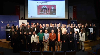 Nevzat Tarhan, Düzce Üniversitesi'nde gençlere sürü psikolojisinden çıkmayı önerdi