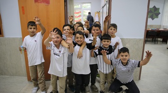 Niğde'de Beşiktaş taraftar grupları, öğrencilere hediye dağıttı