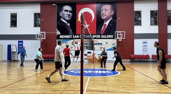 Samsun'da kamu ve basın temsilcileri obeziteyle mücadele için voleybol oynadı