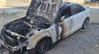Şanlıurfa Birecik'te park halindeki lüks otomobile ateş açılıp kundaklandı