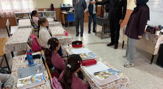 Taşlıçay Kaymakamı Kılıç, Balçiçek Köyü'ndeki okulda öğrencilere hediye verdi