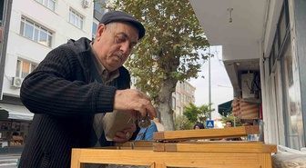 Tekirdağ Hayrabolu'da 69 yaşındaki Yaşar Başkır yarım asırdır çekirdek satıyor