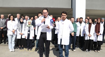 Trabzon'da sağlık çalışanları ve tıp öğrencileri Gazze için Farabi önünde toplandı
