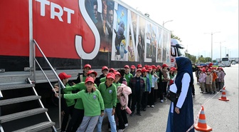 TRT Sinema Tırı Erzurum Olimpiyat Parkı'nda çocuklara sinema keyfi yaşattı