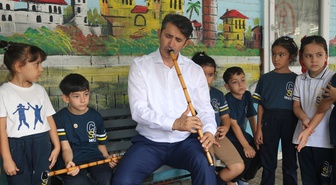 Adana'da okul müdürü Ahmet Çağlar, öğrencilere ney dinletisi sunarak ilham veriyor