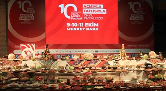 Adana Lezzet Festivali'nin 10. yıl gala gecesinde 140 çeşit yemek sergilendi