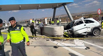 Aksaray'da gişeye girmek isteyen otomobil beton bariyerlere çarptı, sürücü öldü