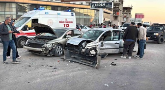 Aksaray'da iki aracın çarpışıp park halindeki araca çarptığı kazada 5 kişi yaralandı
