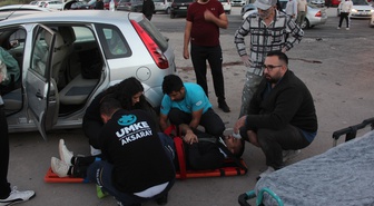 Aksaray'da kavşakta meydana gelen 3 araçlı kazada 5 kişi yaralandı