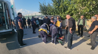 Amasya Suluova'da iki otomobil çarpıştı, yan yatan araçta sıkışan 2 kişi yaralandı