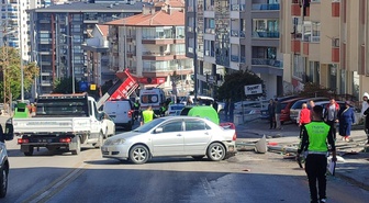 Ankara Mamak'ta iddiaya göre freni boşalan kamyonet 3 araca ve 2 direğe çarptı