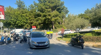 Antalya Manavgat'ta otomobil ile motosiklet çarpıştı, motosiklet sürücüsü yaralandı