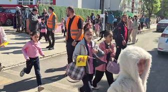 Ardahan'da öğrenci servisi şoför ve rehberlerine reflektörlü yelek dağıtıldı