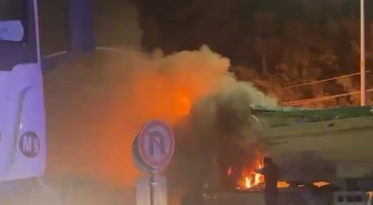 Arnavutköy'de yanan hafriyat kamyonuna beton mikserinden suyla müdahale edildi