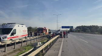 Balıkesir Susurluk'ta otomobil bariyerlere çarptı, 2 kişi yaralandı