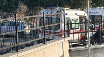 Beylikdüzü Kavaklı'da okul yolunda 2 öğrenciye çarpan sürücü kaçtı