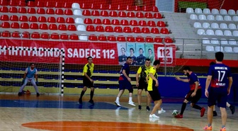 Bilecik'te 4. Kamu Spor Oyunları Futsal Turnuvası İstasyon Spor Salonu'nda başladı