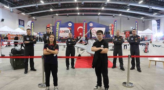 BilimFest Elazığ'da sergilenen Bayraktar TB2, ortaokul öğrencisini sevindirdi