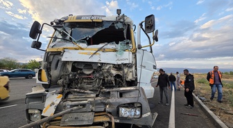 Bingöl-Diyarbakır yolunda beton mikseri ile sondaj aracı çarpıştı, 2 kişi yaralandı