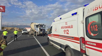 Bingöl-Diyarbakır yolunda sondaj kamyonu beton mikseriyle çarpıştı, 2 kişi yaralandı