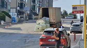 Bursa Nilüfer'de 4 varil sülfürik asit yola dökülünce cadde trafiğe kapatıldı