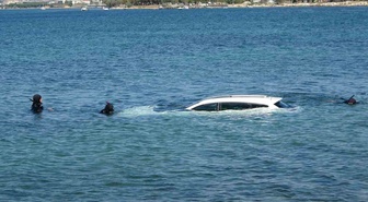 Çanakkale'de otomobil kayarak denize düştü, 3 saatlik çalışmayla çıkarıldı