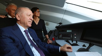 Cumhurbaşkanı Erdoğan vatman koltuğuna oturdu! Hızlı treni bizzat kullandı