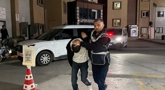 Denizli'de polis taklidi yapıp dolandıran 3 şüpheli altınla Kütahya'da yakalandı