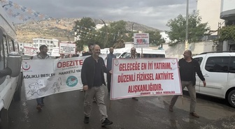 Diyarbakır Çermik'te sağlık çalışanları obeziteye karşı farkındalık yürüyüşü yaptı