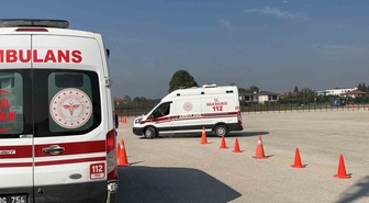 Düzce'de ambulans sürücülerine 4 günlük güvenli sürüş eğitimi veriliyor.