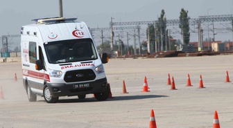 Eskişehir'de 11'i kadın 18 acil sağlık personeline ambulans sürüş eğitimi verildi