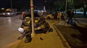Eskişehir'de kavşakta çarpışan otomobillerde 3 kişi yaralandı, biri ambulansa direndi