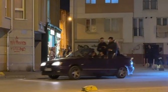 Eskişehir'de üstü açık otomobilde tehlikeli hareket eden şahısları polis uyardı