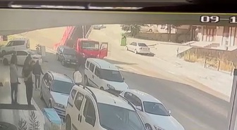 Freni boşalan kamyonet 3 araca ve 2 direğe çarptı, o an güvenlik kamerasına yansıdı.