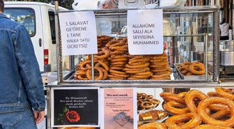 Hakkari'de bir vatandaş, salavat getirenlere ücretsiz halka tatlı ikram ediyor