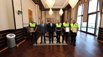Hatay'da örnek davranış gösteren 3 polis memuruna Vali Masatlı başarı belgesi verdi