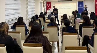 Kars polisi KYK yurdundaki öğrencilere siber suç farkındalık eğitimi verdi