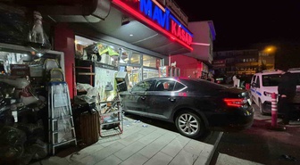 Kars Sarıkamış'ta otomobil iş yerine daldı, kazada yaralanan olmadı
