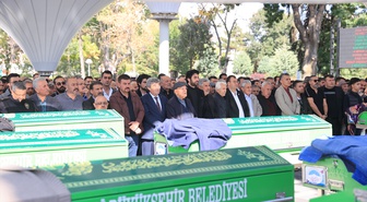 Kayseri İncesu'da iki otomobilin çarpıştığı kazada ölen 3 kişi defnedildi